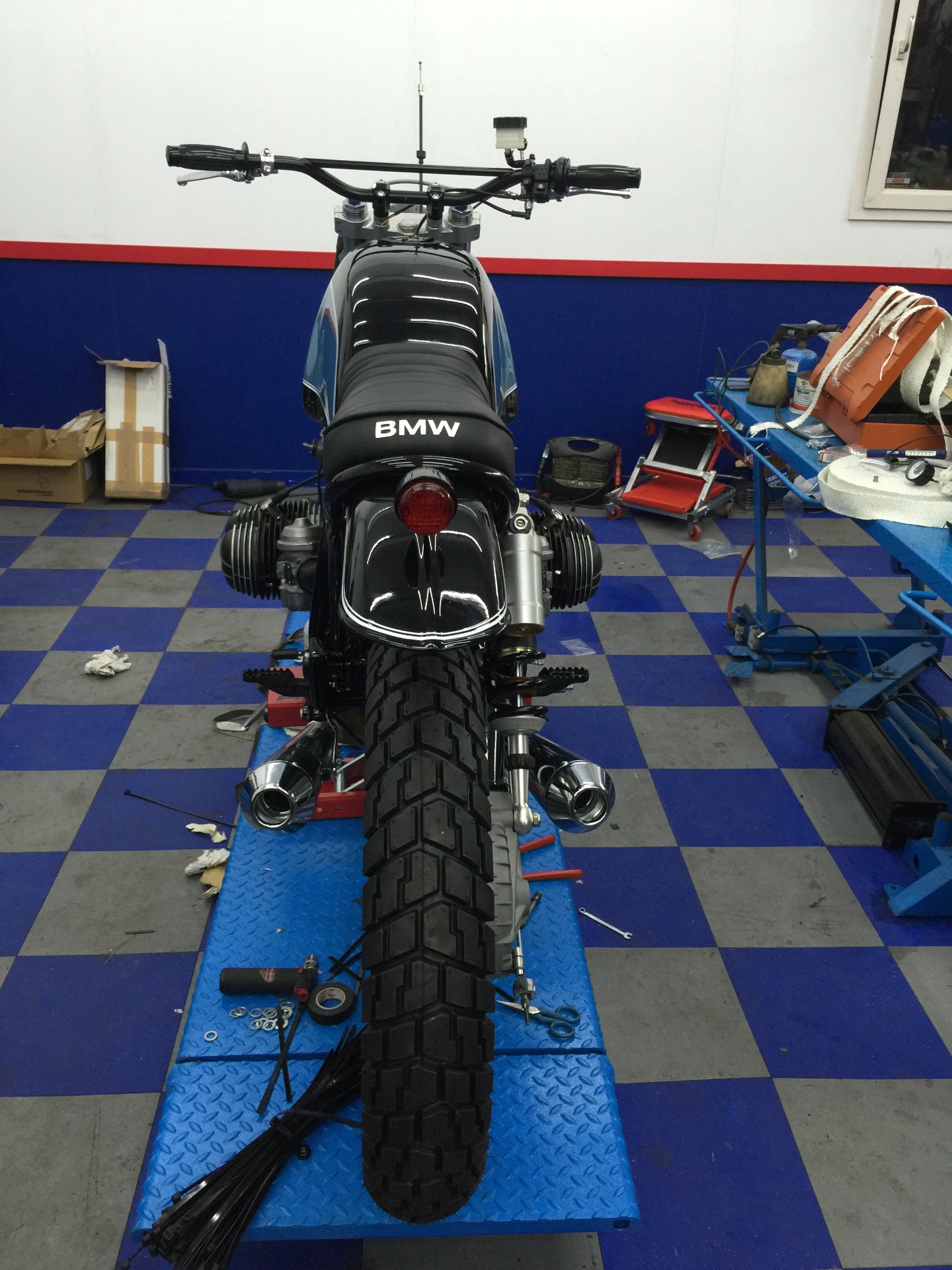 Vista trasera — escapes gemelos y piloto clásico