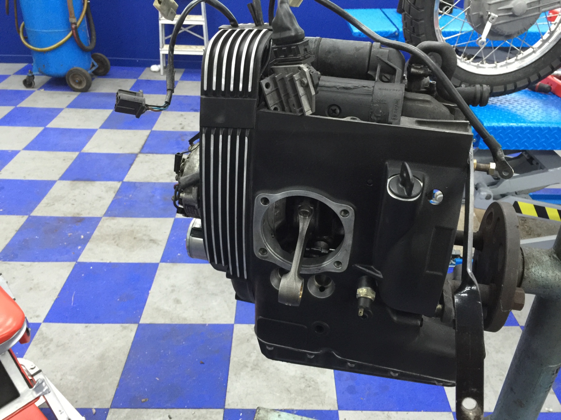 Motor con cárter y aletas listas