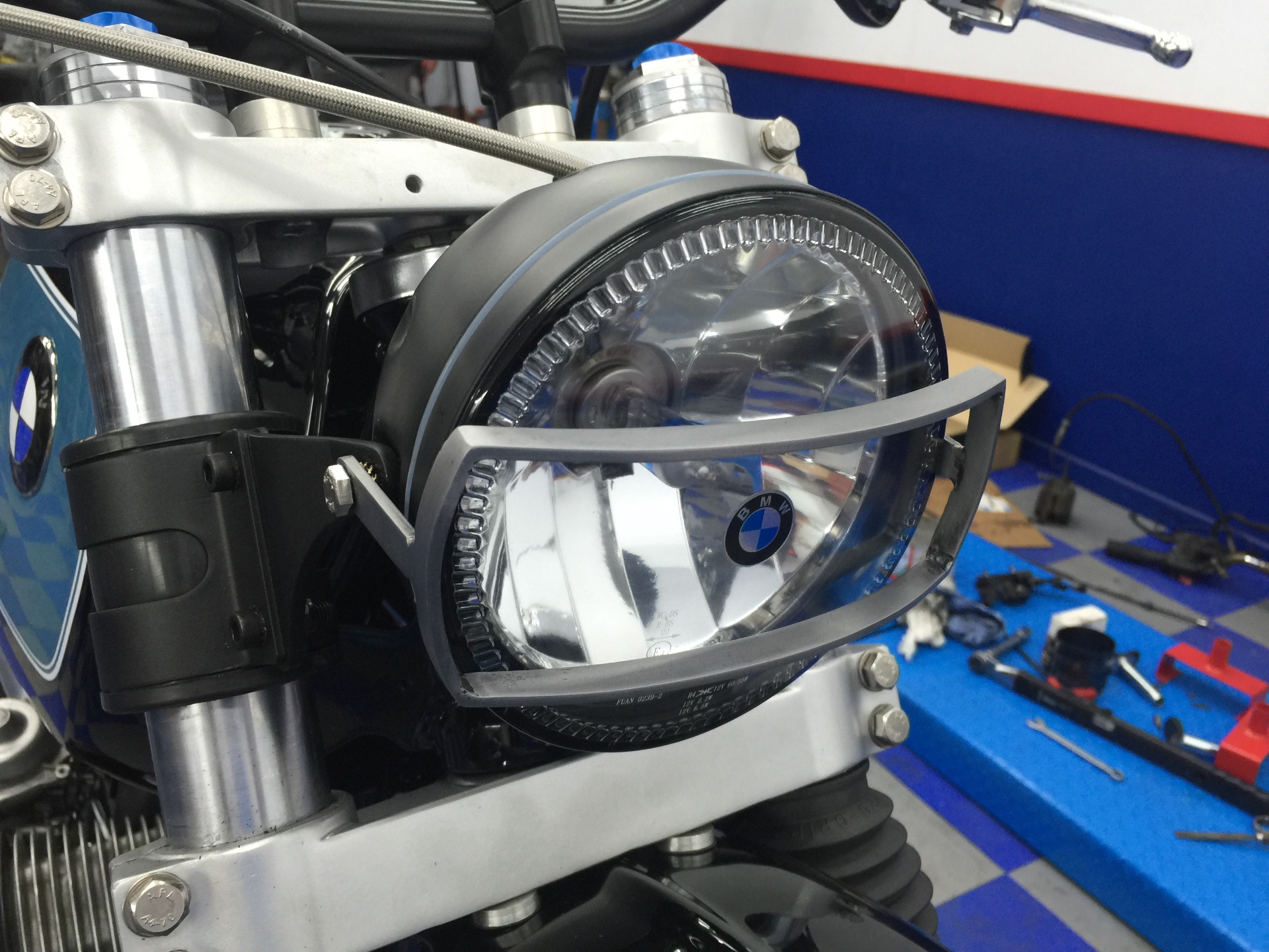 Detalle faro con protector y tijas de aluminio