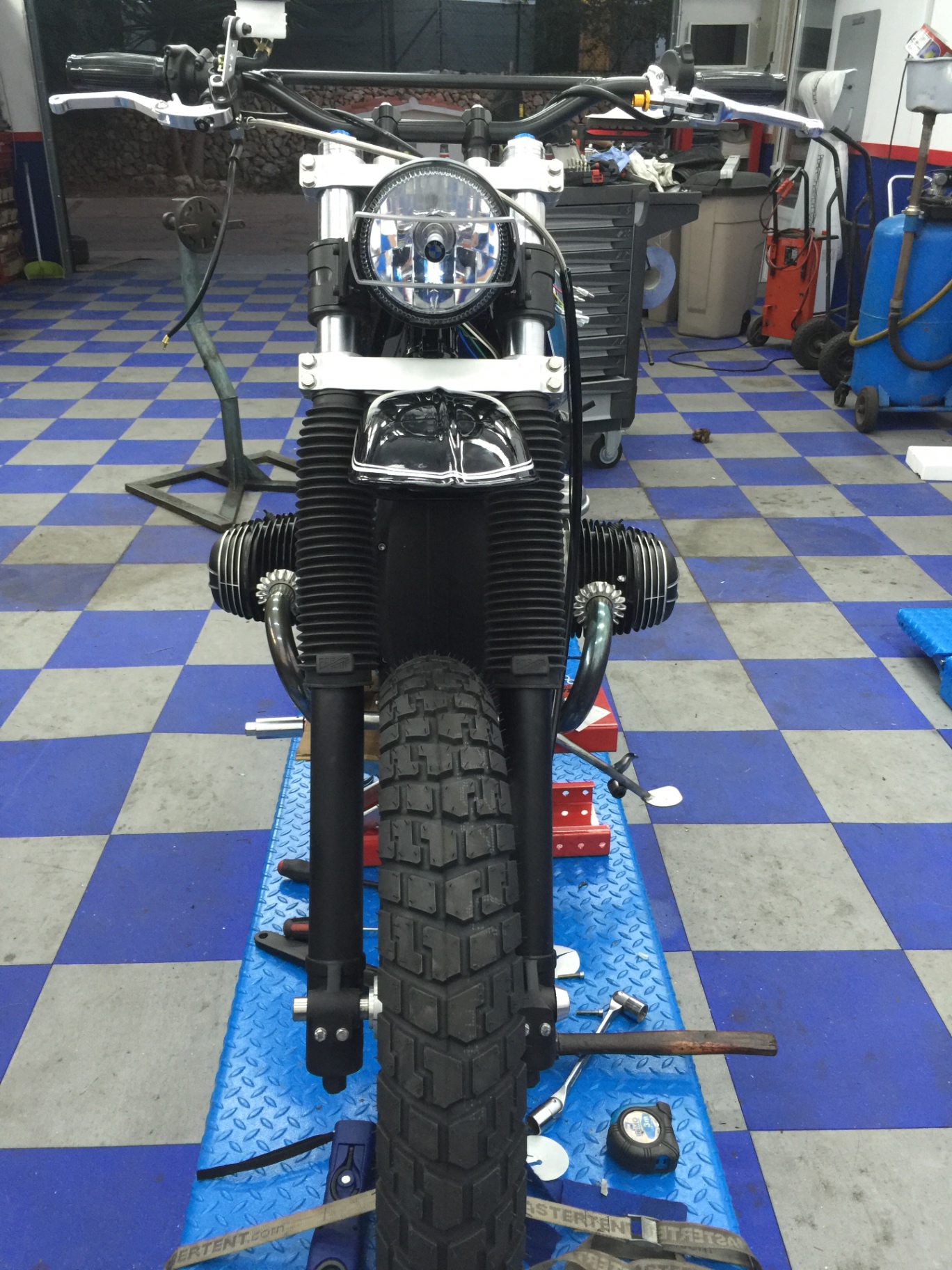 Frontal — horquilla convencional y manillar tracker
